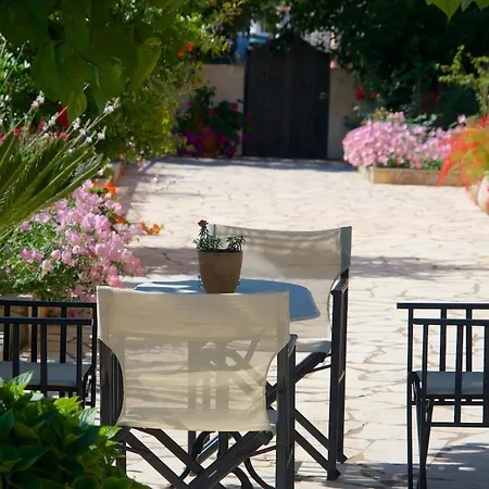Kate's Place Apartment, 5' Walk From The * Karavomylos