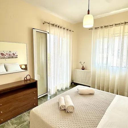 Kate's Place Apartment, 5' Walk From The شقة